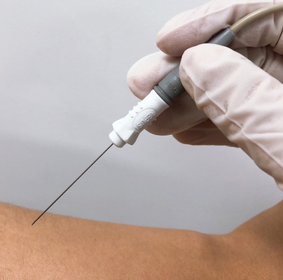 Aguja concéntrica disponible del EMG de la nueva versión con la manija plástica blanca
