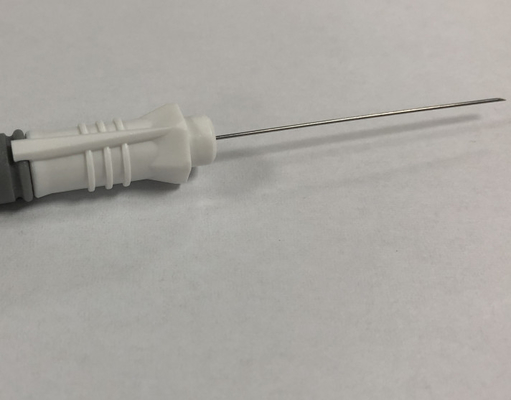 Aguja concéntrica disponible del EMG de la nueva versión con la manija plástica blanca